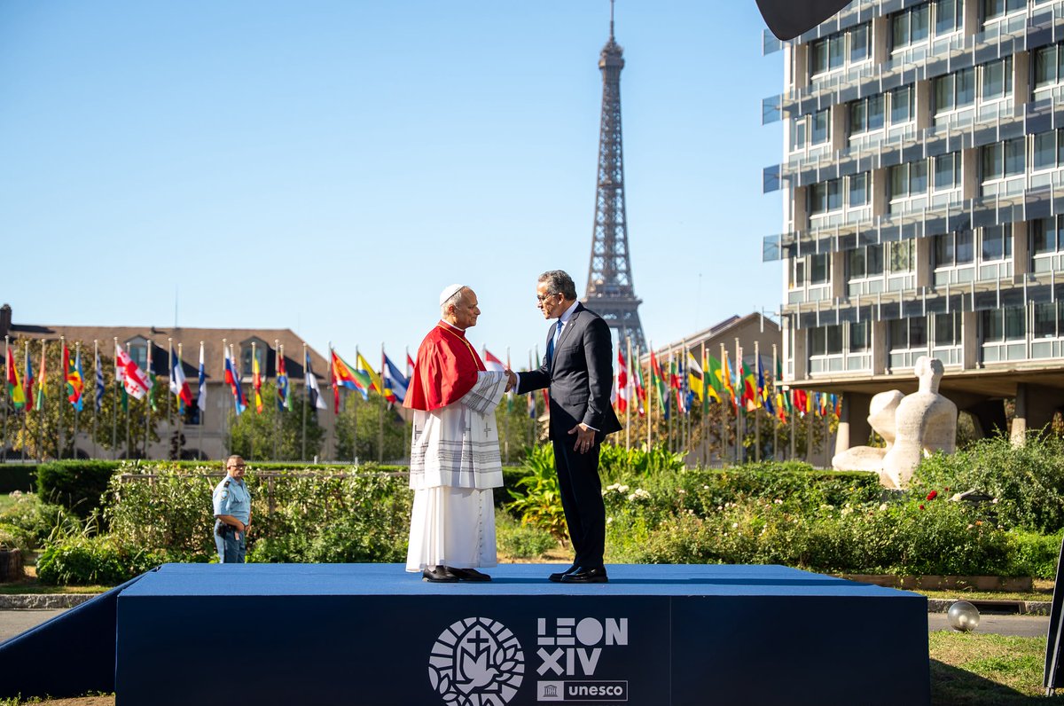 UNESCO_DG's tweet photo. A historic moment at @UNESCO.

It was a great honour to welcome His Holiness Pope Leo XIV to UNESCO today — the first visit by a Pope to our Organization since 1980.

This historic visit reaffirms the deep and longstanding ties between UNESCO and the Holy See, and our shared commitment to peace, human dignity and dialogue.

In the era of AI, at a time of profound transformation, these values matter more than ever. #ForThePeople