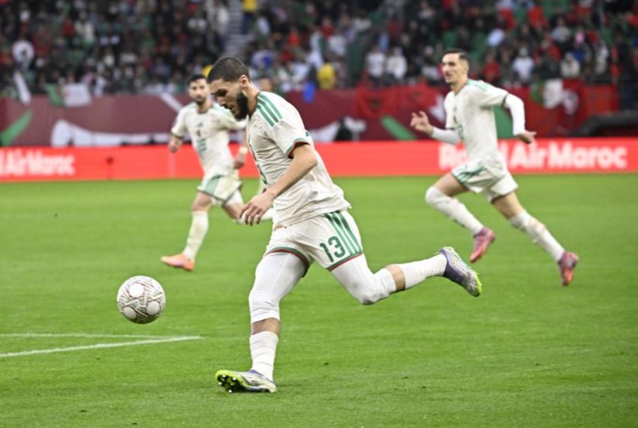 YahiaSeraoui's tweet photo. #Aït-Nouri en sélection 🇩🇿 34 matchs/ 2724 minutes 0 ⚽️but/ 🦶1 passe décisive (en amical contre le Guatemala ).

#Hadjam en sélection 🇩🇿 : 21 matchs/ 1205 minutes/ 3 buts.

Moins de la moitié du temps de jeu et il fait déjà plus.

 Le statut d'Aït-Nouri est bien plus grand que ce qu'il montre avec les Verts.

#Algérie #faf #hadjam #aitnourri #dz