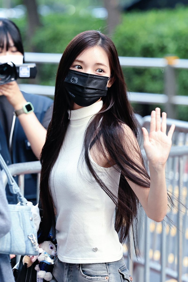 yuhapast's tweet photo. 250926 뮤직뱅크 출근

#Hearts2Hearts #하츠투하츠 #H2H #YUHA #유하 https://t.co/86GvuZJOgi