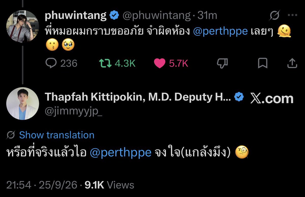 kokornki's tweet photo. อ้าวสรุปคดีพลิกป่ะเนี่ย5555555555555555555555555555555555555555555555555555555จริงๆเรื่องราวทั้งหมดอาจจะเป็นแบบนี้…เพิ้ดกับโฟ้ดวางแผนแกล้งภูวินให้ภูวินไปเคาะห้องพี่จิมมี่ ซึ่งสองคนนั้นรู้อยู่แล้วว่าอันนี้ห้องพี่จิมป่ะ สรุปภูวินอ่ะเป็นไก่เน่าในเรื่องนี้😂 https://t.co/JlqwEoVWYx