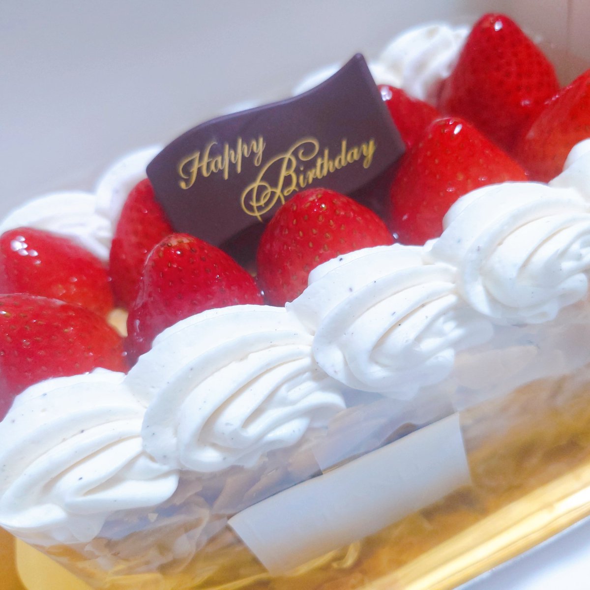 ailebleuciel's tweet photo. 風船飛ん……でないけど誕生日です🎈
日付変わる前からケーキ食べてておもしろい
ついに大台にのってしまった…… https://t.co/pgEG1RVFS6