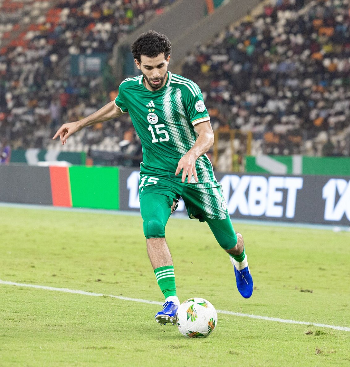 YahiaSeraoui's tweet photo. #Aït-Nouri en sélection 🇩🇿 34 matchs/ 2724 minutes 0 ⚽️but/ 🦶1 passe décisive (en amical contre le Guatemala ).

#Hadjam en sélection 🇩🇿 : 21 matchs/ 1205 minutes/ 3 buts.

Moins de la moitié du temps de jeu et il fait déjà plus.

 Le statut d'Aït-Nouri est bien plus grand que ce qu'il montre avec les Verts.

#Algérie #faf #hadjam #aitnourri #dz