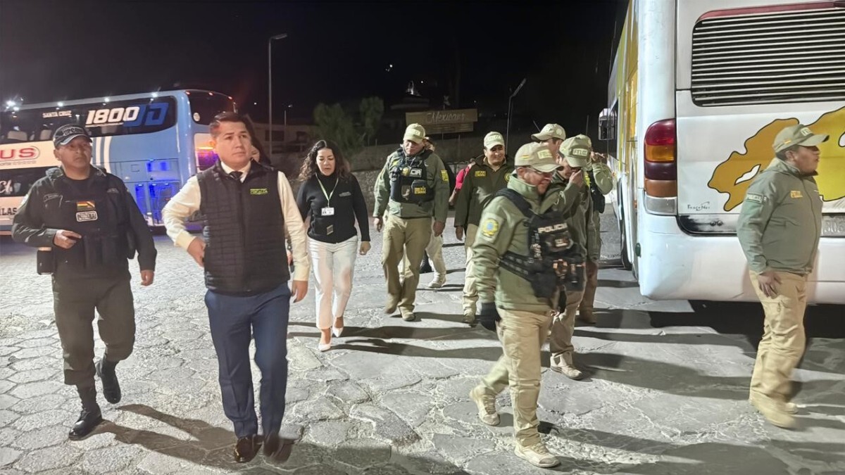 NotiBoliviaSeg's tweet photo. #NotiBolivia | FISCAL DEPARTAMENTAL DE CHUQUISACA ENCABEZA OPERATIVO CONTRA LA TRATA DE PERSONAS EN TERMINAL DE BUSES, ALOJAMIENTOS Y LENOCINIOS DE SUCRE

Leer más en: https://t.co/uACSrqbVyI

#Bolivia https://t.co/pMQ8im4jpr