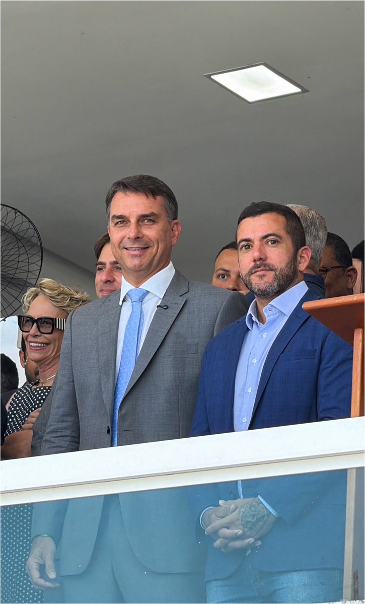 carlosjordy's tweet photo. Prestigiando a cerimônia de formação de Soldados da Polícia Militar do Estado do Rio de Janeiro no CFAP ao lado do Presidente @FlavioBolsonaro. Parabéns ao novos formandos que atuarão no combate ao crime e na proteção da sociedade. https://t.co/MVYl6aA2cE