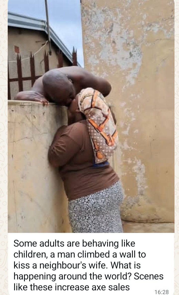 ProfSuluba_'s tweet photo. A man climbs a wall, half naked, to kiss his neighbour's wife! What!!🤔🤔😢😫
This is outrageous! 

When is this system coming to an end. We have failed ourselves as people. #mjolo #Mzansimjolo #KasiLife https://t.co/dgVb1MhBYt