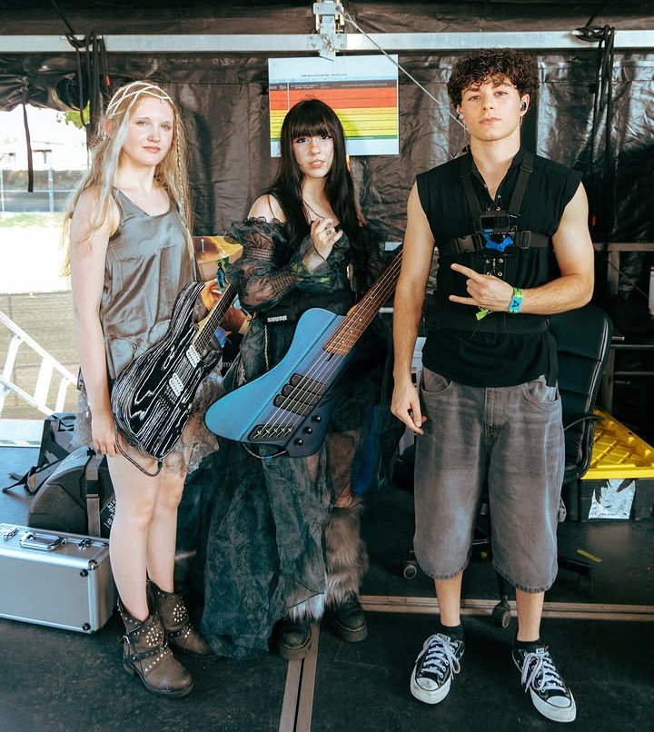 ARSKYLOVER's tweet photo. ROCK-🌎🌍🌏  Bassist on the 💫18 yr old Aria Becker of BC's 🇨🇦 @freeze_the_fall 🌬️❄️ as @GuitarWorld HAS taken notice!! 🤘🏻😁🤘🏻 CHECK OUT THESE ROCK TEENS ..  ASAP! 

@EddieTrunk @allihagendorf
@CiBabs @LoriMajewski
@604records @RollingStone @BassGuitarMag @ProgMagazineUK #RT https://t.co/AMdiepE3fh