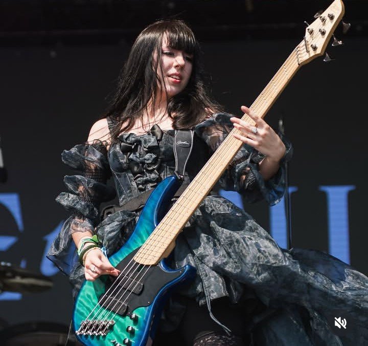 ARSKYLOVER's tweet photo. ROCK-🌎🌍🌏  Bassist on the 💫18 yr old Aria Becker of BC's 🇨🇦 @freeze_the_fall 🌬️❄️ as @GuitarWorld HAS taken notice!! 🤘🏻😁🤘🏻 CHECK OUT THESE ROCK TEENS ..  ASAP! 

@EddieTrunk @allihagendorf
@CiBabs @LoriMajewski
@604records @RollingStone @BassGuitarMag @ProgMagazineUK #RT https://t.co/AMdiepE3fh