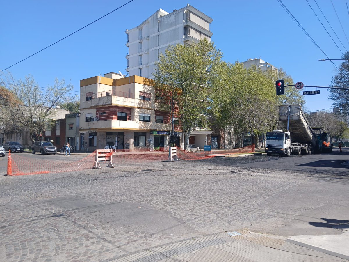 InfoCuandoLlega's tweet photo. CORTADO AV. 7 E/ 67 Y 68 POR OBRAS⚠️

🟨LINEA ESTE Ramal 14 - 16 - 80
⚪️LINEA 518

►Sentido al Centro por Av. 7 a 69 a 6 a 64 a Av. 7 a recorrido.

🟨520 Ramal 18
🟥202 EC-LP

►Sentido a Ruta 11 por Av. 7 a 64 a 8 a 69 a 6 a Av. 66 a recorrido https://t.co/24AuLPH7ZL