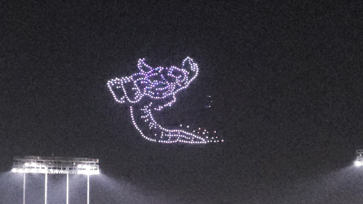 TheKaijuKingdom's tweet photo. Seeing this over the sky of LA is nuts 

#Godzilla #Dodgers https://t.co/U65qIPg9N7