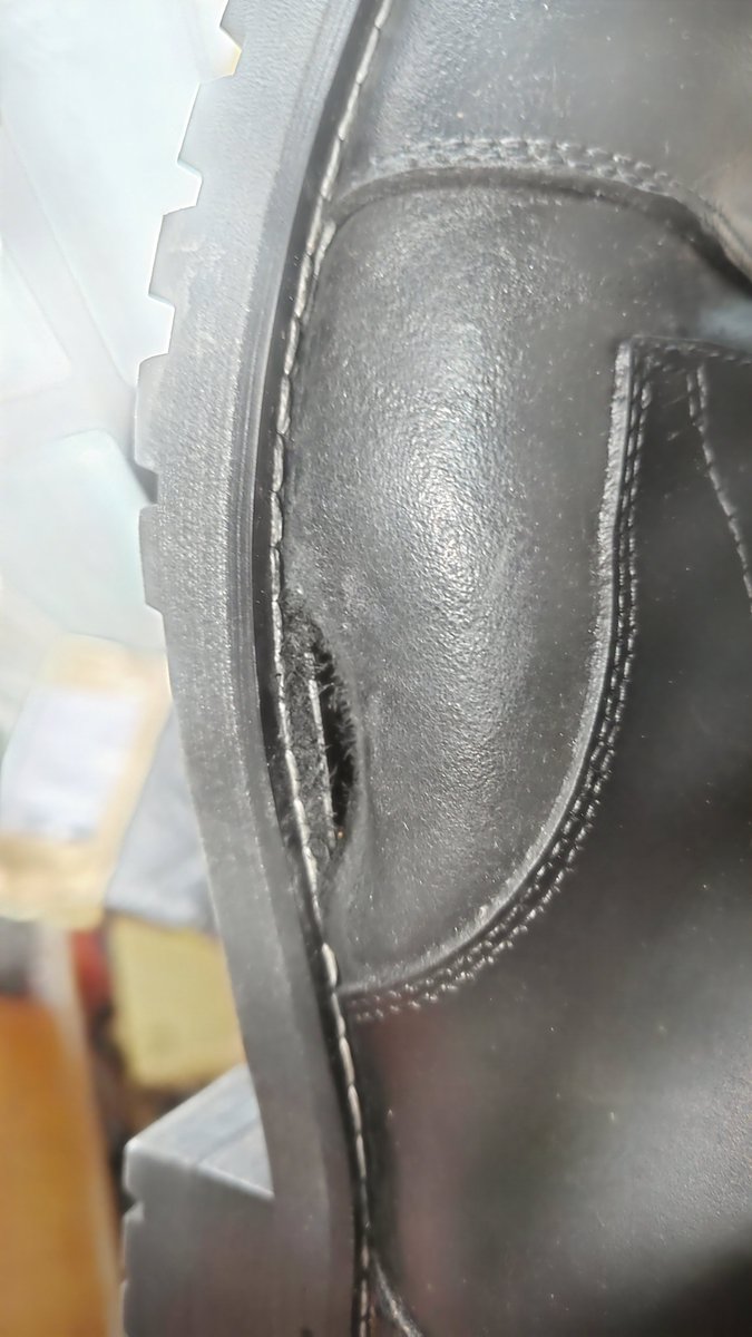 ryuzinsan's tweet photo. この時の靴が数週間前にこうなった
３ヶ月も履いてないのに…

裂けてる所的に修理は厳しいだろうし諦めてたら

知り合いから
「数万円する革靴が普通に履いて３ヶ月で裂けるって初期不良なんじゃね？」
というアドバイスを貰ったので
ダメ元で問い合わせしたら
一回現物見たいという事で明日突撃する https://t.co/w06T8yV0qy