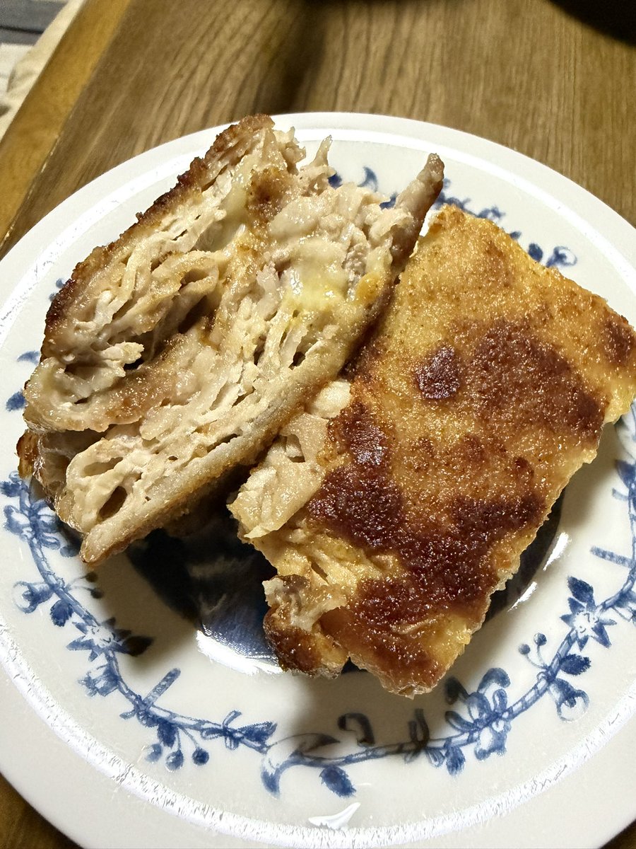 Mdakiniten's tweet photo. 晩御飯に出した、チーズインミルフィーユ唐揚げ（総重量1キロ）
大好評ながらも長男に「料理と呼ぶにはあまりにも分厚く重く大雑把」と言われた‥ベルセルク読んでないくせに〜読めっ‼︎ https://t.co/EGsmTr0ZW6