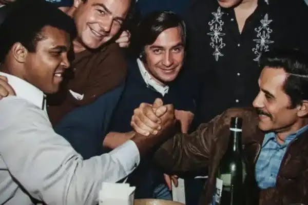 ElLocoEnrique19's tweet photo. Durante su visita a la Argentina en 1971, Muhammad Ali fue invitado por José Ignacio Rucci y Lorenzo Miguel a un asado. Ali preguntó: "¿Dónde están los negros?". Rucci respondió: "Acá, los negros somos nosotros" https://t.co/j8bTNZIYi8