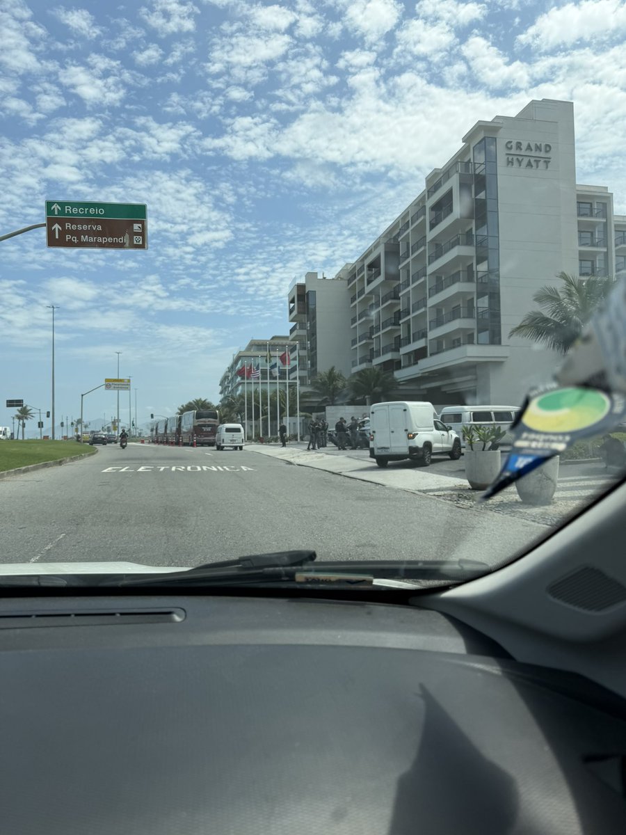 GibaPerez's tweet photo. Acabei de passar na porta do hotel do Cowboys, enquanto vou para o treino do Ravens para a cobertura. Estão mal Dak Prescott e companhia?! (Aqueles ônibus são deles) https://t.co/BEiJj4IIWs
