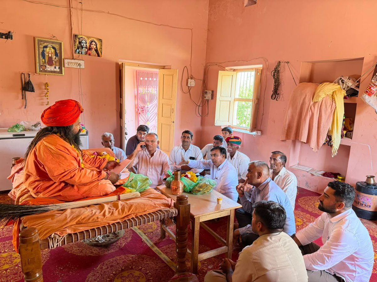 SSKharaBJP's tweet photo. “सबै भूमि गोपाल की” 🙏

शिव विधानसभा क्षेत्र के चंदनिया गाँव में स्थित श्री नत्थुपुरी गौशाला संस्थान, लाबराऊ (सियाणी) को गौशाला हेतु 30 बीघा भूमि पट्टे(लीज)पर आवंटित की गई है।

इसी अवसर पर आज सियाणी (रामसर) स्थित नत्थुपुरी मठ में दर्शन कर मठाधीश श्री श्री 1008 आनंदपुरी जी महाराज से आशीर्वाद एवं मार्गदर्शन प्राप्त किया तथा उन्हें भूमि आवंटन संबंधी पत्र भेंट किया।

गौसेवा और संतों का सान्निध्य सदैव सेवा, संस्कार और जनकल्याण के संकल्प को और अधिक दृढ़ करता है।
@BJP4India @BJP4Rajasthan @BhajanlalBjp @Bhajanlalofc @KumariDiya @RajCMO @RajGovOfficial