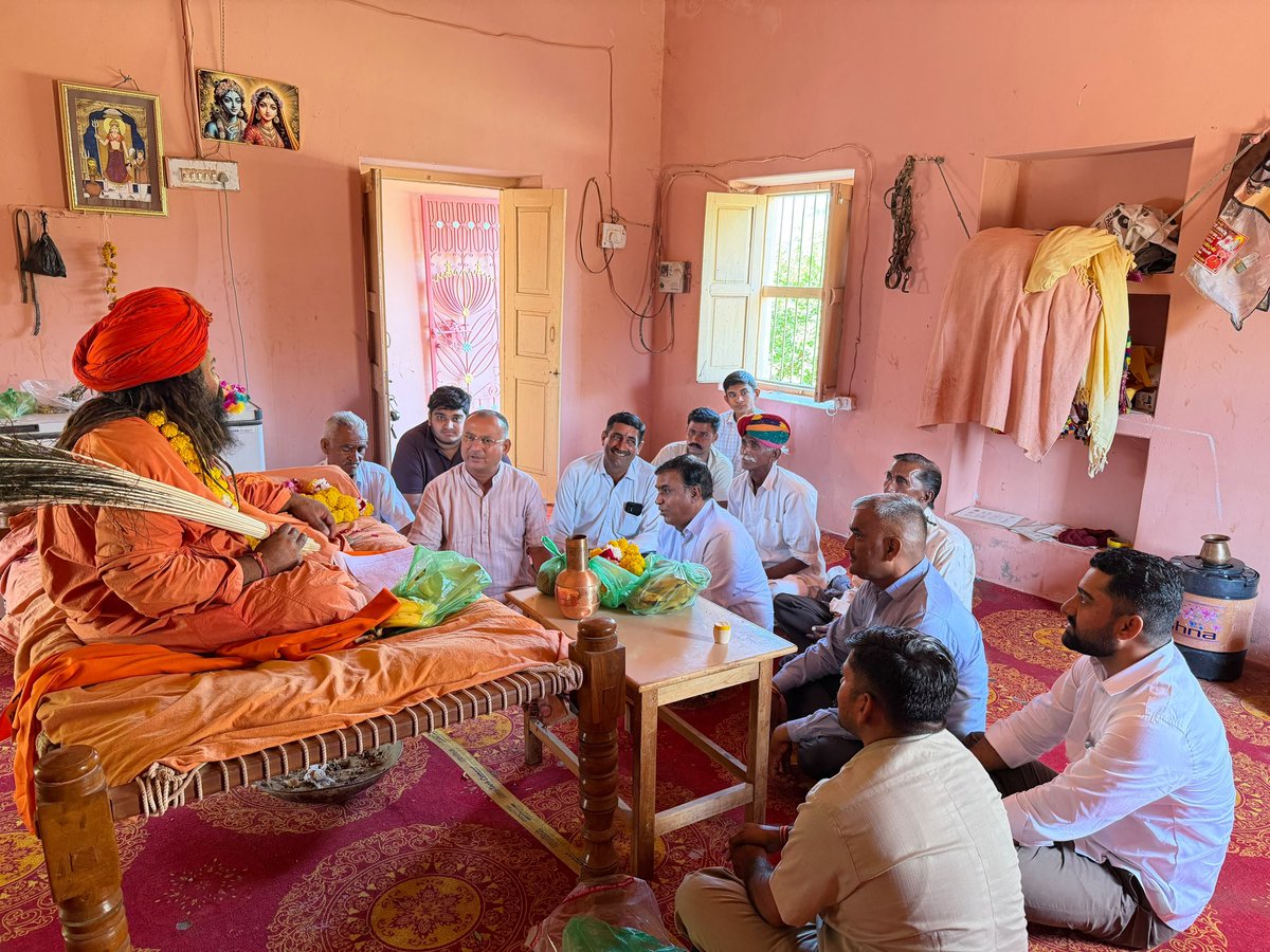 SSKharaBJP's tweet photo. “सबै भूमि गोपाल की” 🙏

शिव विधानसभा क्षेत्र के चंदनिया गाँव में स्थित श्री नत्थुपुरी गौशाला संस्थान, लाबराऊ (सियाणी) को गौशाला हेतु 30 बीघा भूमि पट्टे(लीज)पर आवंटित की गई है।

इसी अवसर पर आज सियाणी (रामसर) स्थित नत्थुपुरी मठ में दर्शन कर मठाधीश श्री श्री 1008 आनंदपुरी जी महाराज से आशीर्वाद एवं मार्गदर्शन प्राप्त किया तथा उन्हें भूमि आवंटन संबंधी पत्र भेंट किया।

गौसेवा और संतों का सान्निध्य सदैव सेवा, संस्कार और जनकल्याण के संकल्प को और अधिक दृढ़ करता है।
@BJP4India @BJP4Rajasthan @BhajanlalBjp @Bhajanlalofc @KumariDiya @RajCMO @RajGovOfficial