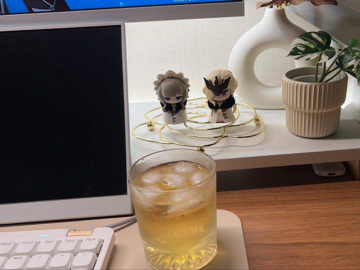 o_fuyusan's tweet photo. 炭酸の気分じゃなかったので梅酒水割り作って原神🎮 https://t.co/yDeI9Z7fiV