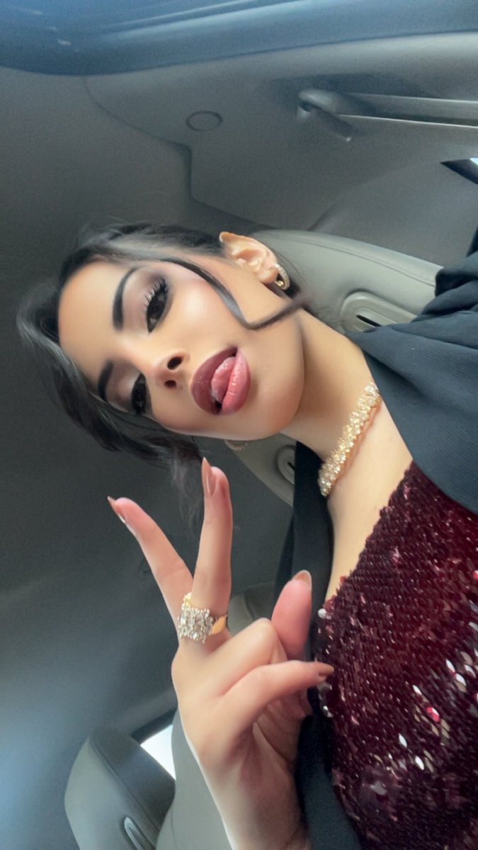ronriye's tweet photo. 😛✌🏻 https://t.co/A22rEJt7Pv