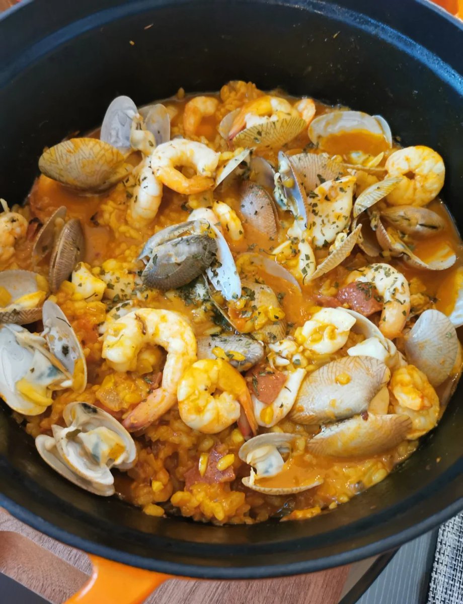 LarraineBhairo's tweet photo. Hoy cocino paella yo misma! Antes solo pedía comida para llevar los fines de semana. Cambio pequeo pero feliz! https://t.co/GBORmgDtn1