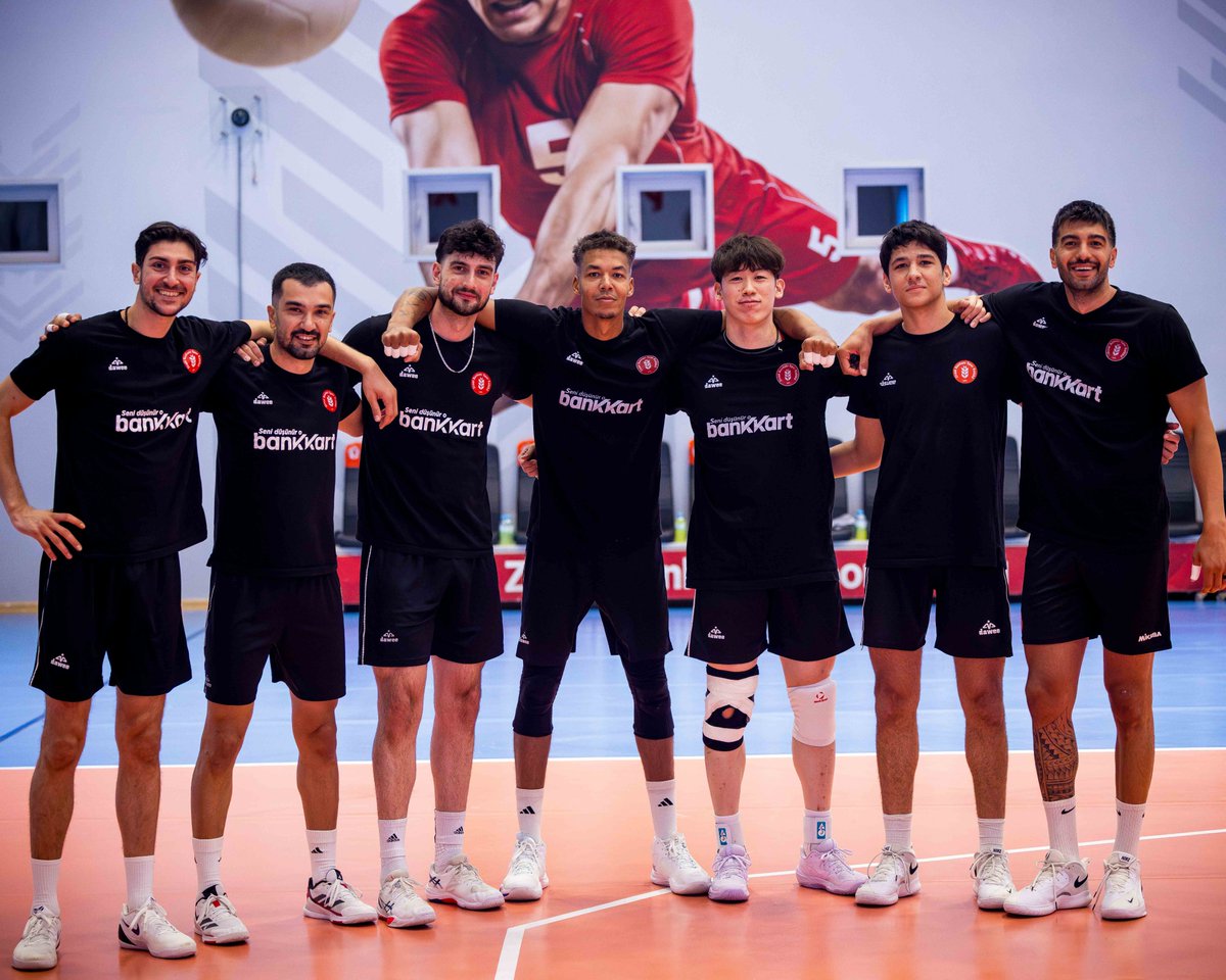 ZiraatBankasiSK's tweet photo. 🏆 Manşet maçının kazananları!
Antrenmanda rekabet, mücadele ve keyif bir aradaydı! 🔥🏐

#ZiraatBankkart #LegacyNeverPlaysAlone https://t.co/OFDSOQ3rIe
