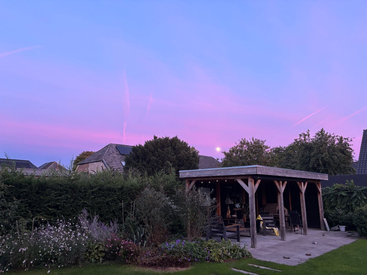 n_joihoi's tweet photo. @MeteoVoorne Hier was het lila, roze en blauw https://t.co/HEfJ3DOLt6