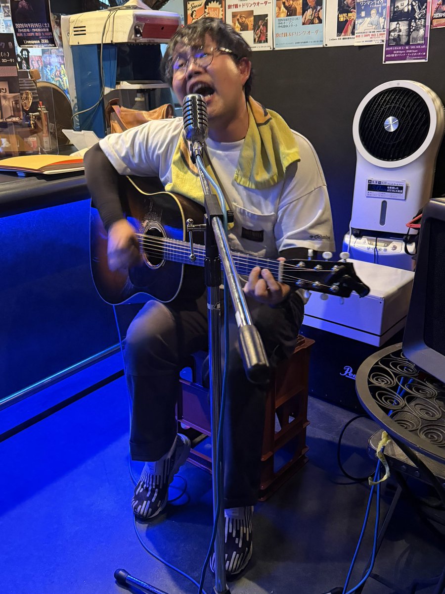 TsukaH38586's tweet photo. ケン坊が、イエモンのあの曲ラストに歌ってる。あの狭いブラックホールのステージが見えてる気がして、目の前でヒデが暴れてる。鼻の奥がツンってする。

#オープンマイク 
#スナックマンハッタン 
#遠賀郡芦屋町船頭町
#ブラックホール 
#八幡西区長崎町 https://t.co/5jwkQcvwON