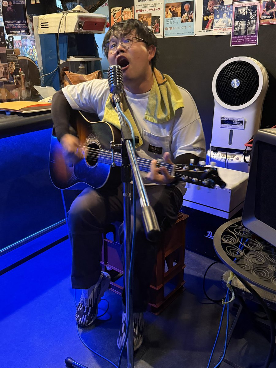TsukaH38586's tweet photo. ケン坊が、イエモンのあの曲ラストに歌ってる。あの狭いブラックホールのステージが見えてる気がして、目の前でヒデが暴れてる。鼻の奥がツンってする。

#オープンマイク 
#スナックマンハッタン 
#遠賀郡芦屋町船頭町
#ブラックホール 
#八幡西区長崎町 https://t.co/5jwkQcvwON