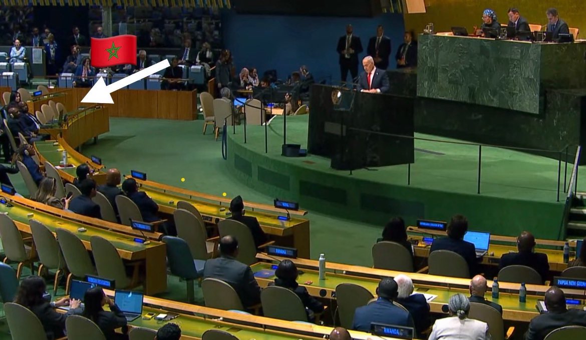 InfosMinutesFR's tweet photo. 🇲🇦 🇮🇱 : Le Maroc est bien resté présent lors du discours de Netanyahu à l’ONU en laissant une diplomate au second rang du siège de la délégation diplomatique marocaine. Plusieurs relais marocains tentent de nier la présence marocaine comme c’était déjà le cas en 2025. #Maroc #Israel
