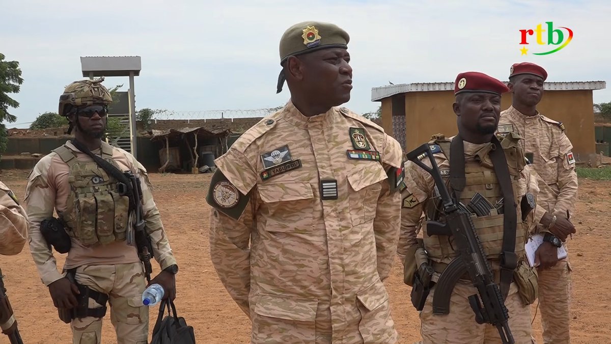 Maimouna248's tweet photo. 🇧🇫 Une base avancée dans le nord du Burkina Faso. Ce qui m’interpelle, c’est le niveau de protection du site avec de hauts murs de protection et des barbelés.
Une illustration des mesures de sécurité mises en place sur le terrain. 👀
#BurkinaFaso #Sécurité #Sahel https://t.co/4wmJ4zvRLO