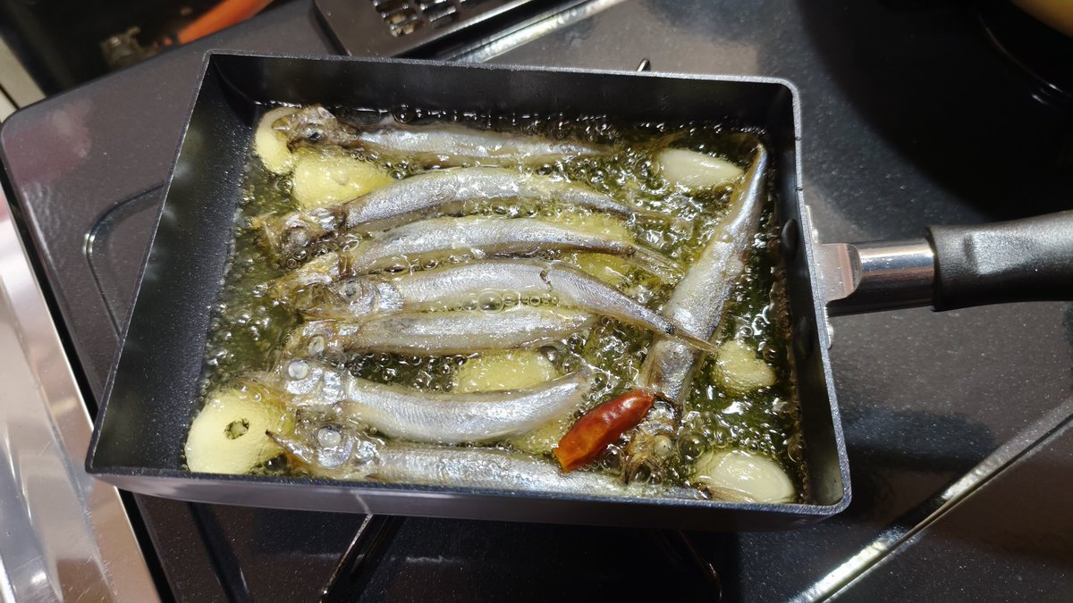 altvan01's tweet photo. 今日の晩飯はYouTube見てたら作りたくなったシシャモのアヒージョ。
安いし美味いしでとても良かった！
そしてこの時間といえば深夜のラーメン。
だけど今日は中秋の名月(十五夜)ってことで教養高めの自分としてはこっちにしたってわけ！！ https://t.co/xPYrHMbC8E