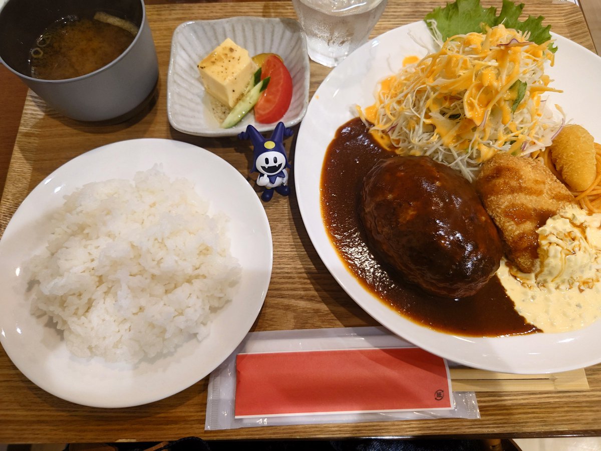 esca6290's tweet photo. 気になってたお店でごはん！ハンバーグ肉汁ドゥワ～(*´ﾛ`*)エビカツの中のレンコンがいい仕事してる。残業した五臓六腑に染み渡る…からの、帰宅して寝落ち( ˘ω˘ ) ｽﾔｧ…
今日はかーなーり運動サボりたかったが、めっちゃカロリーとってますからね…！頑張りましたとも。
食べて動く！\(•ㅂ•)/ https://t.co/4jvB1ljrbc