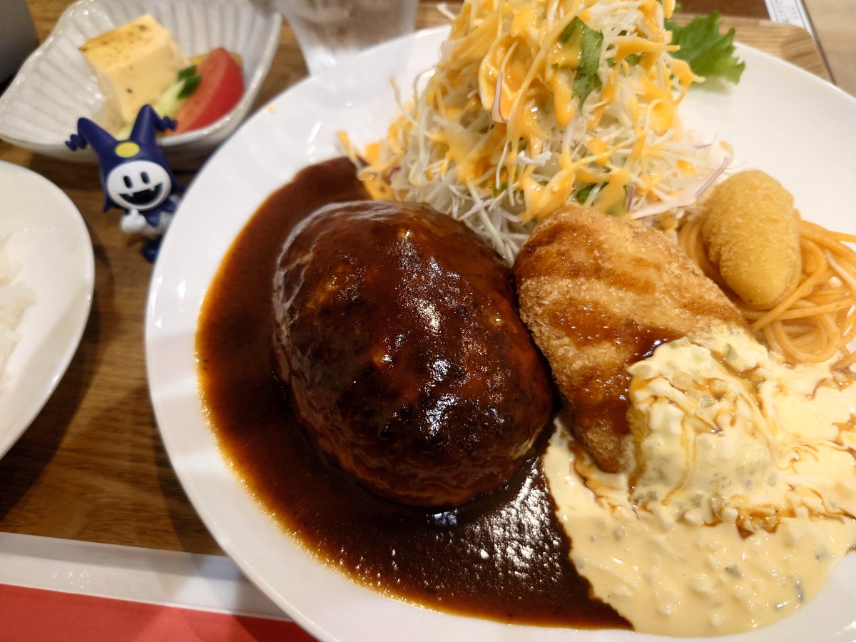 esca6290's tweet photo. 気になってたお店でごはん！ハンバーグ肉汁ドゥワ～(*´ﾛ`*)エビカツの中のレンコンがいい仕事してる。残業した五臓六腑に染み渡る…からの、帰宅して寝落ち( ˘ω˘ ) ｽﾔｧ…
今日はかーなーり運動サボりたかったが、めっちゃカロリーとってますからね…！頑張りましたとも。
食べて動く！\(•ㅂ•)/ https://t.co/4jvB1ljrbc