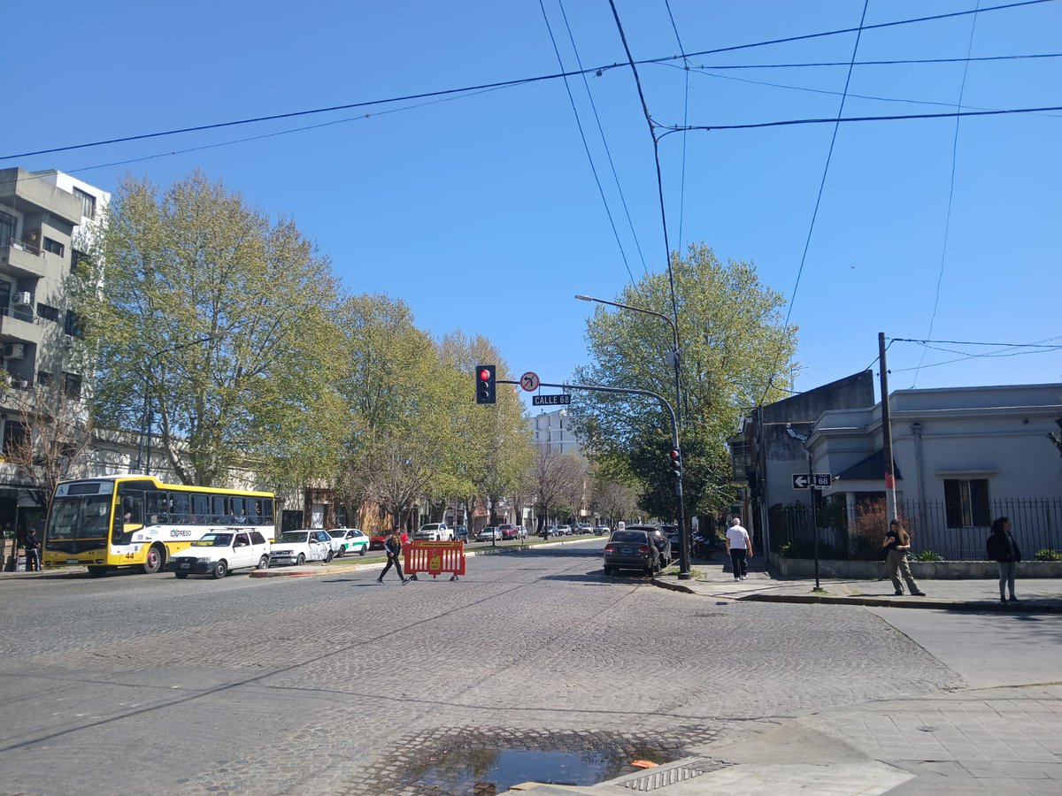 InfoCuandoLlega's tweet photo. CORTADO AV. 7 E/ 67 Y 68 POR OBRAS⚠️

🟨LINEA ESTE Ramal 14 - 16 - 80
⚪️LINEA 518

►Sentido al Centro por Av. 7 a 69 a 6 a 64 a Av. 7 a recorrido.

🟨520 Ramal 18
🟥202 EC-LP

►Sentido a Ruta 11 por Av. 7 a 64 a 8 a 69 a 6 a Av. 66 a recorrido https://t.co/24AuLPH7ZL
