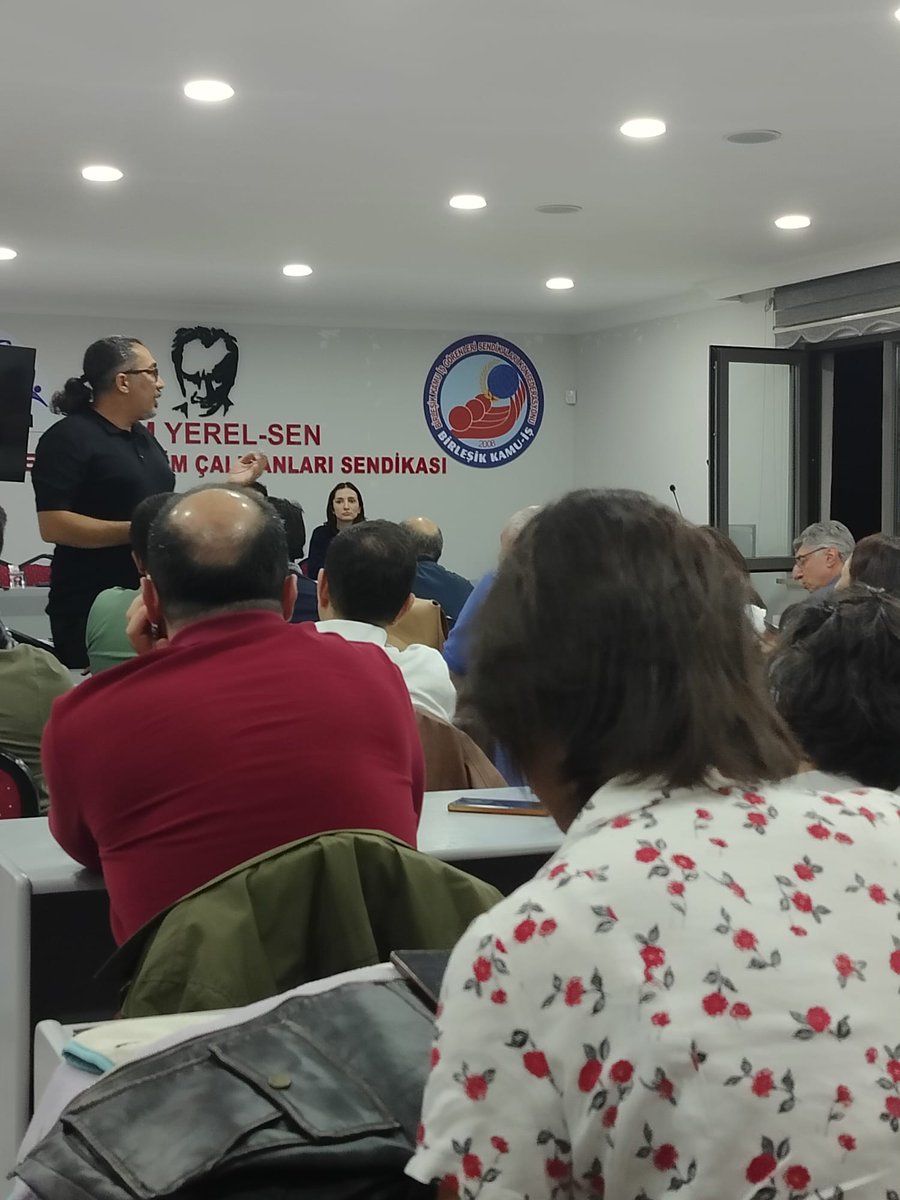thtmsaglik06's tweet photo. THTM Ankara Sağlıkçılar İnisiyatifi olarak, yeni dönem örgütlenme çalışmalarını planlamak üzere bir araya geldik. 

Toplantıda Cumhuriyetçilerin görevleri, sağlık alanındaki çalışmaların bugüne kadarki seyri, kamucu sağlık politikaları ve sağlık emekçilerinin örgütlenmesi tartışıldı. Toplantının sonunda inisiyatifin yeni dönem yürütmesi de belirlendi.

Toplantıya Veteriner Hekimler Derneği, Genel Sağlık-İş, THTM Psikoloji ve Akıl Sağlığı İnisiyatifi, THTM Sağlık Öğrencileri temsilcileriyle farklı alanlardan sağlık emekçileri ve yurttaşlar katıldı.

Toplantının ilk bölümünde THTM Yönetim Kurulu Üyesi Aydemir Güler, "Cumhuriyetçilerin Görevleri" başlıklı bir sunum gerçekleştirdi.

Güler'in sunumunun ardından THTM Ankara Sağlıkçılar İnisiyatifi'nin kuruluşundan bugüne çalışmalarını değerlendirmek üzere Dr. Kemal Oskay söz aldı.

Toplantı Veteriner Hekimler Derneği Dr. Gülay Ertürk, Genel Sağlık-İş MYK Üyesi Ali Kemal Akgül'ün, THTM Psikoloji ve Akıl Sağlığı İnisiyatifi, THTM Sağlık Öğrencileri temsilcileri ve sağlık emekçilerinin söz alması üzerine karar önerileri ve yeni dönem yürütme kurulunun oylanması ile sona erdi.

@THalkMeclisi  @saglikogrenci_  @Thtmpsikoloji
