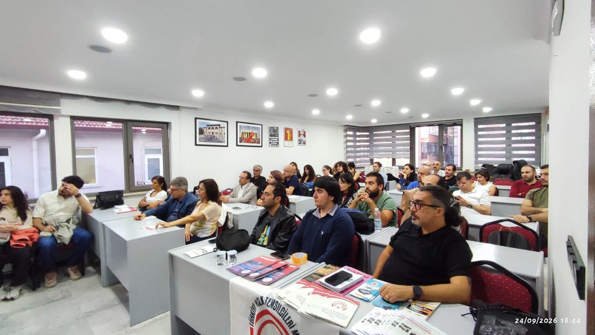 thtmsaglik06's tweet photo. THTM Ankara Sağlıkçılar İnisiyatifi olarak, yeni dönem örgütlenme çalışmalarını planlamak üzere bir araya geldik. 

Toplantıda Cumhuriyetçilerin görevleri, sağlık alanındaki çalışmaların bugüne kadarki seyri, kamucu sağlık politikaları ve sağlık emekçilerinin örgütlenmesi tartışıldı. Toplantının sonunda inisiyatifin yeni dönem yürütmesi de belirlendi.

Toplantıya Veteriner Hekimler Derneği, Genel Sağlık-İş, THTM Psikoloji ve Akıl Sağlığı İnisiyatifi, THTM Sağlık Öğrencileri temsilcileriyle farklı alanlardan sağlık emekçileri ve yurttaşlar katıldı.

Toplantının ilk bölümünde THTM Yönetim Kurulu Üyesi Aydemir Güler, "Cumhuriyetçilerin Görevleri" başlıklı bir sunum gerçekleştirdi.

Güler'in sunumunun ardından THTM Ankara Sağlıkçılar İnisiyatifi'nin kuruluşundan bugüne çalışmalarını değerlendirmek üzere Dr. Kemal Oskay söz aldı.

Toplantı Veteriner Hekimler Derneği Dr. Gülay Ertürk, Genel Sağlık-İş MYK Üyesi Ali Kemal Akgül'ün, THTM Psikoloji ve Akıl Sağlığı İnisiyatifi, THTM Sağlık Öğrencileri temsilcileri ve sağlık emekçilerinin söz alması üzerine karar önerileri ve yeni dönem yürütme kurulunun oylanması ile sona erdi.

@THalkMeclisi  @saglikogrenci_  @Thtmpsikoloji