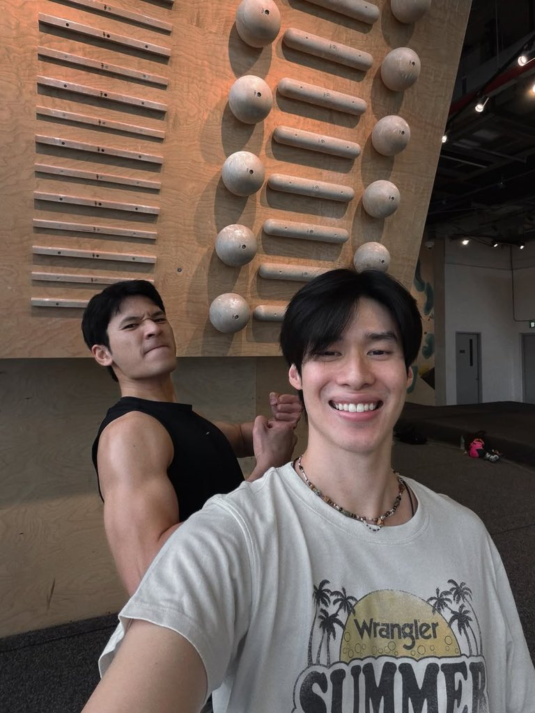 G7destiny's tweet photo. รีเลทอะไรบางอย่าง ปกติเราจะเห็นเพิลเป็นคนที่แสดงความรักออกมาตรงๆ เช่นการทำอะไรสักอย่างให้พีคตลอด กลับกันพีคก็รักเพิลมากๆเหมือนกัน ซึ่งการแสดงความรักของพีคมันคือทุกครั้งที่เห็นพีคอยู่กับเพิลนอกเวลางานทั้งที่ติดบ้านมากๆอะ ㅠㅠ เด็กสองคนนี้ให้ใจกันและกันมาก น่ารักจัง ❤️‍🩹😭 https://t.co/Z6VjVvVQbk