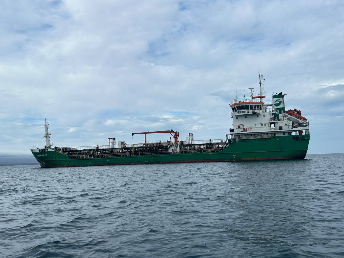 ARCH_Ec's tweet photo. ✅#ARCHControla

En #Galápagos, nuestros técnicos verificaron los sellos y aforos de los compartimentos del Buque Libertad VI, que transporta gasolina #Extra y #DiéselPremium hacia el Depósito #Baltra de @EPPetroecuador.

Control técnico para abastecer a las #IslasEncantadas 🐢🇪🇨 https://t.co/ZVMO3K5CXI