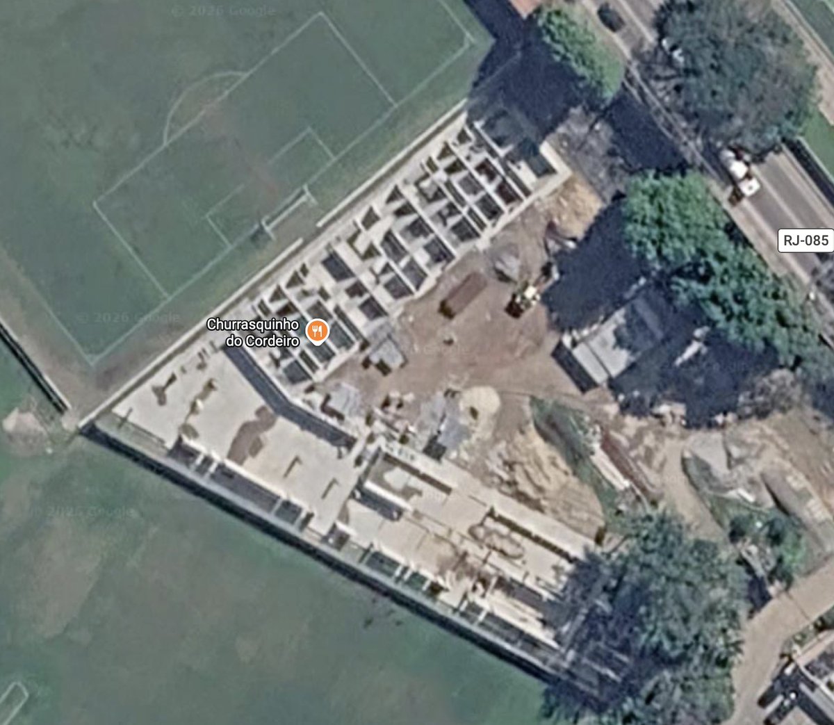 paulogffc's tweet photo. Foto tirada de satélite através do Google Maps da reforma e ampliação de Xerém. A Obra estava prevista para ficar pronta no inicio de 2027. Parabéns a gestão por essa obra, vai trazer muitos benefícios para a base. https://t.co/tfeLH20KRu
