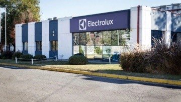 frcasasola's tweet photo. Acaban de anunciar el cierre de la metalúrgica Electrolux en Rosario. 200 familias en la calle. No podemos seguir aguantando esto. La UOM y la CGT tienen que dejar de mirar para otro lado y convocar ya a un paro y plan de lucha para defender los puestos de trabajo. https://t.co/eYW6Xb0Jop