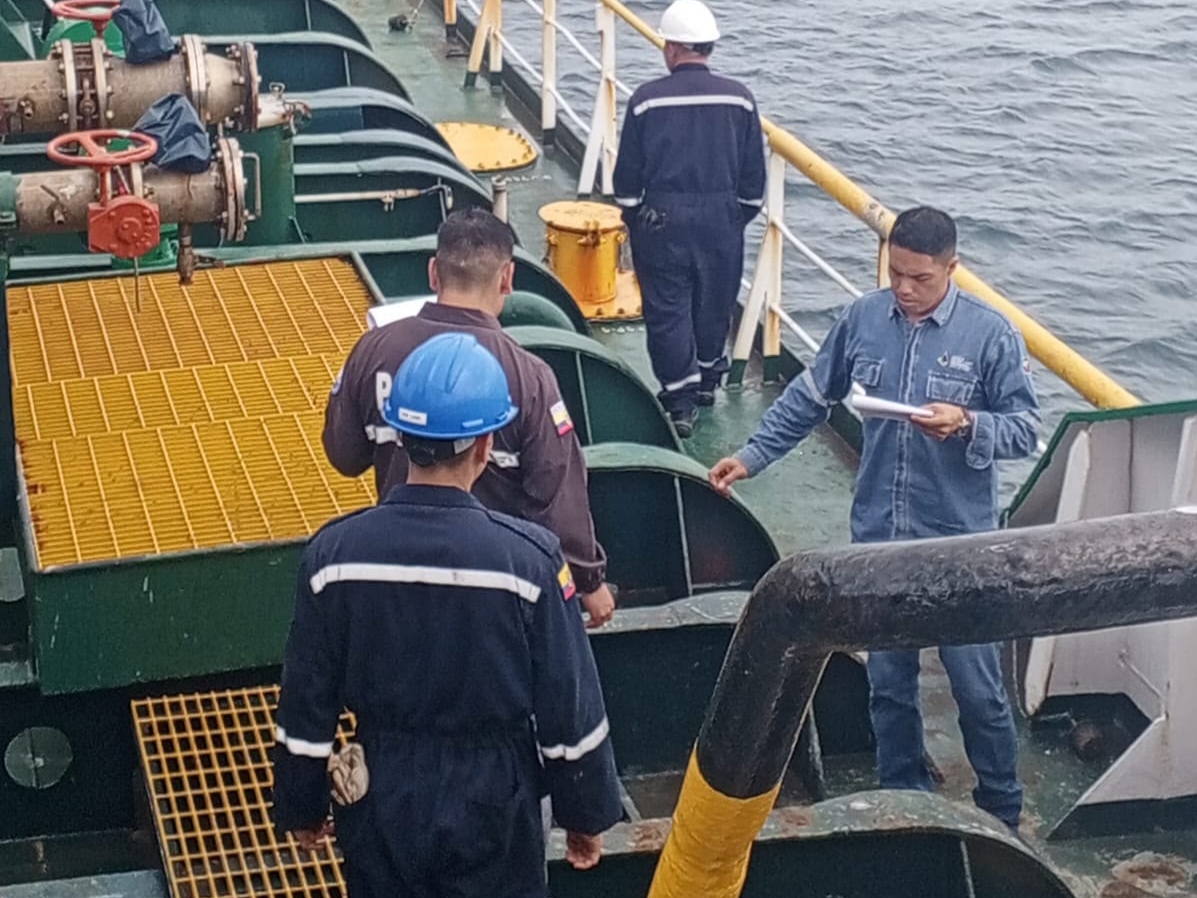 ARCH_Ec's tweet photo. ✅#ARCHControla

En #Galápagos, nuestros técnicos verificaron los sellos y aforos de los compartimentos del Buque Libertad VI, que transporta gasolina #Extra y #DiéselPremium hacia el Depósito #Baltra de @EPPetroecuador.

Control técnico para abastecer a las #IslasEncantadas 🐢🇪🇨 https://t.co/ZVMO3K5CXI