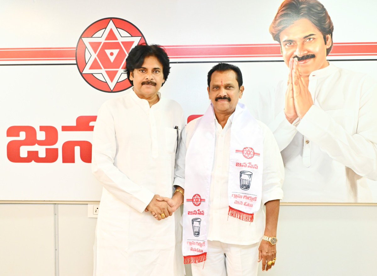 JanaSenaParty's tweet photo. జనసేన పార్టీలోకి శ్రీ యనమల కృష్ణుడు, శ్రీ నవీన్ నిశ్చల్

వైసీపీ నుంచి జనసేనలోకి చేరికలు

జనసేన పార్టీ సిద్దాంతాలు, పరిపాలనలో ఉప ముఖ్యమంత్రివర్యులు శ్రీ @PawanKalyan గారి నిబద్ధత, సంస్కరణలకు ఆకర్షితులై వైసీపీ నుంచి పలువురు కీలక నాయకులు జనసేన అధ్యక్షులు శ్రీ పవన్ కళ్యాణ్ గారి సమక్షంలో శుక్రవారం జనసేన పార్టీలో చేరారు.
తుని నియోజకవర్గం వైసీపీ నాయకులు శ్రీ యనమల కృష్ణుడు, హిందూపురం సీనియర్ వైసీపీ నాయకులు శ్రీ నవీన్ నిశ్చల్, వైసీపీ నాయకుడు, ఏలూరు డీసీసీబీ మాజీ ఛైర్మన్ శ్రీ పీవీఎల్ఎన్ నరసింహరాజు, వైసీపీ కందుకూరు, సర్వేపల్లి, కనిగిరి నియోజకవర్గాల పరిశీలకుడు శ్రీ మన్నెమాల సుకుమార్ రెడ్డి, కాంగ్రెస్ నాయకురాలు శ్రీమతి అయితాబత్తుల సుభాషిణి, తుని వైసీపీ నాయకుడు శ్రీ పొలినాటి శేషగిరిరావు, తణుకు వైసీపీ నాయకుడు శ్రీ దిరిశాల కృష్ణ శ్రీనివాస్, శ్రీకాళహస్తికి చెందిన వైసీపీ నాయకుడు శ్రీ సత్రవాడ ప్రవీణ్, శ్రీ మిద్దెల హరి, ముమ్మడివరం మాజీ ఏఎంసీ ఛైర్మన్ శ్రీ కుడిపూడి శివన్నారాయణ నరసరావుపేట నుంచి శ్రీ ఏలూరి ప్రసాద్ లకు శ్రీ పవన్ కళ్యాణ్ గారు పార్టీ కండువాలు కప్పి పార్టీలోకి సాదరంగా ఆహ్వానం పలికారు. పార్టీ సిద్ధాంతాలను బలంగా ప్రజల్లోకి తీసుకెళ్లాలని, అందరినీ కలుపుకొని వెళ్లి పార్టీ ఉన్నతి కోసం పని చేయాలని ఈ సందర్భంగా సూచించారు.