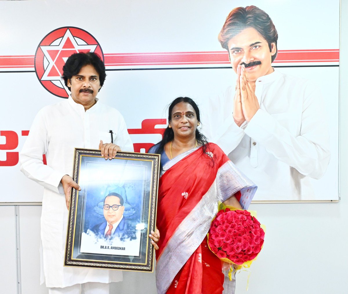 JanaSenaParty's tweet photo. జనసేన పార్టీలోకి శ్రీ యనమల కృష్ణుడు, శ్రీ నవీన్ నిశ్చల్

వైసీపీ నుంచి జనసేనలోకి చేరికలు

జనసేన పార్టీ సిద్దాంతాలు, పరిపాలనలో ఉప ముఖ్యమంత్రివర్యులు శ్రీ @PawanKalyan గారి నిబద్ధత, సంస్కరణలకు ఆకర్షితులై వైసీపీ నుంచి పలువురు కీలక నాయకులు జనసేన అధ్యక్షులు శ్రీ పవన్ కళ్యాణ్ గారి సమక్షంలో శుక్రవారం జనసేన పార్టీలో చేరారు.
తుని నియోజకవర్గం వైసీపీ నాయకులు శ్రీ యనమల కృష్ణుడు, హిందూపురం సీనియర్ వైసీపీ నాయకులు శ్రీ నవీన్ నిశ్చల్, వైసీపీ నాయకుడు, ఏలూరు డీసీసీబీ మాజీ ఛైర్మన్ శ్రీ పీవీఎల్ఎన్ నరసింహరాజు, వైసీపీ కందుకూరు, సర్వేపల్లి, కనిగిరి నియోజకవర్గాల పరిశీలకుడు శ్రీ మన్నెమాల సుకుమార్ రెడ్డి, కాంగ్రెస్ నాయకురాలు శ్రీమతి అయితాబత్తుల సుభాషిణి, తుని వైసీపీ నాయకుడు శ్రీ పొలినాటి శేషగిరిరావు, తణుకు వైసీపీ నాయకుడు శ్రీ దిరిశాల కృష్ణ శ్రీనివాస్, శ్రీకాళహస్తికి చెందిన వైసీపీ నాయకుడు శ్రీ సత్రవాడ ప్రవీణ్, శ్రీ మిద్దెల హరి, ముమ్మడివరం మాజీ ఏఎంసీ ఛైర్మన్ శ్రీ కుడిపూడి శివన్నారాయణ నరసరావుపేట నుంచి శ్రీ ఏలూరి ప్రసాద్ లకు శ్రీ పవన్ కళ్యాణ్ గారు పార్టీ కండువాలు కప్పి పార్టీలోకి సాదరంగా ఆహ్వానం పలికారు. పార్టీ సిద్ధాంతాలను బలంగా ప్రజల్లోకి తీసుకెళ్లాలని, అందరినీ కలుపుకొని వెళ్లి పార్టీ ఉన్నతి కోసం పని చేయాలని ఈ సందర్భంగా సూచించారు.