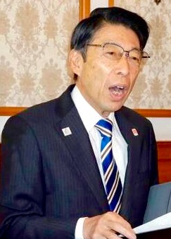 NULLLUN_GaMeR's tweet photo. 福岡県知事「3億3828万ムダ使いしたけど780万も給料カットするから、お前ら許せよ‼️な‼️」

「県政の信頼を損ねた」として、自身の給料を3ヶ月カット。

えーとですね、損ねた信頼はどんだけ給与をカットしても戻らないんですわ。

信頼の無い知事なんていらんからさっさと辞めろよ。

上に書いた3億8000万って、オマケしてお前らの海外旅行費用だけしか書いてないからな。

お前らが本当にムダにした金額はワンヘルス関連含めて750億を超えるんだからな。

辞めるのがスタートラインで、そこから刑事事件になるかどうかって話なのに。

裏アカ切り替えミスった議員も含めて自認が2テンポくらい遅いヤツばっかりなのはなんなの？

福岡県議会合わせて一回全て白紙にして選挙やり直せよ。

#福岡県