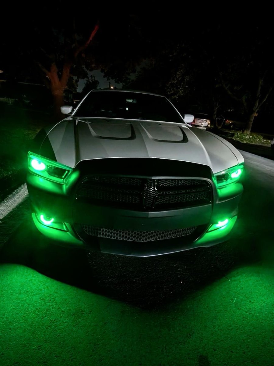 ruthchave40876's tweet photo. After dark, the build speaks for itself. Clean white and black combo with a green glow that hits different. https://t.co/LPUZTd7w1h