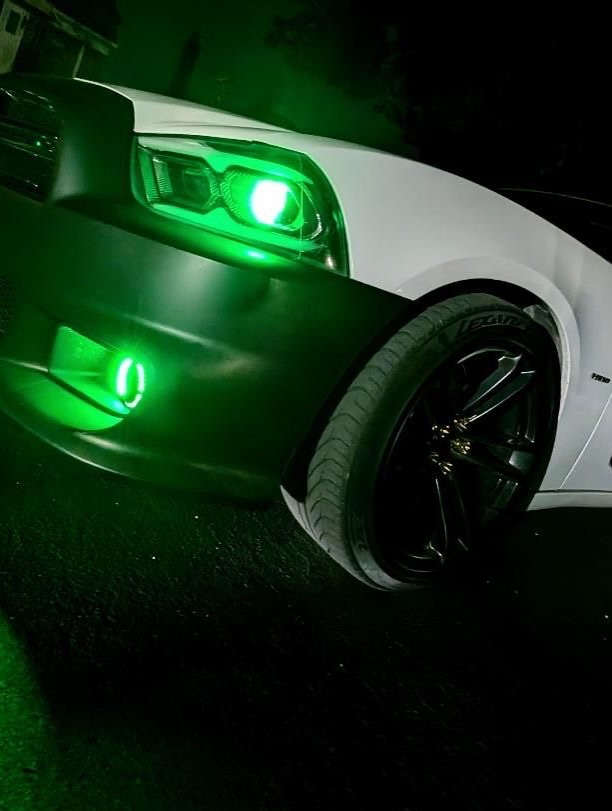 ruthchave40876's tweet photo. After dark, the build speaks for itself. Clean white and black combo with a green glow that hits different. https://t.co/LPUZTd7w1h