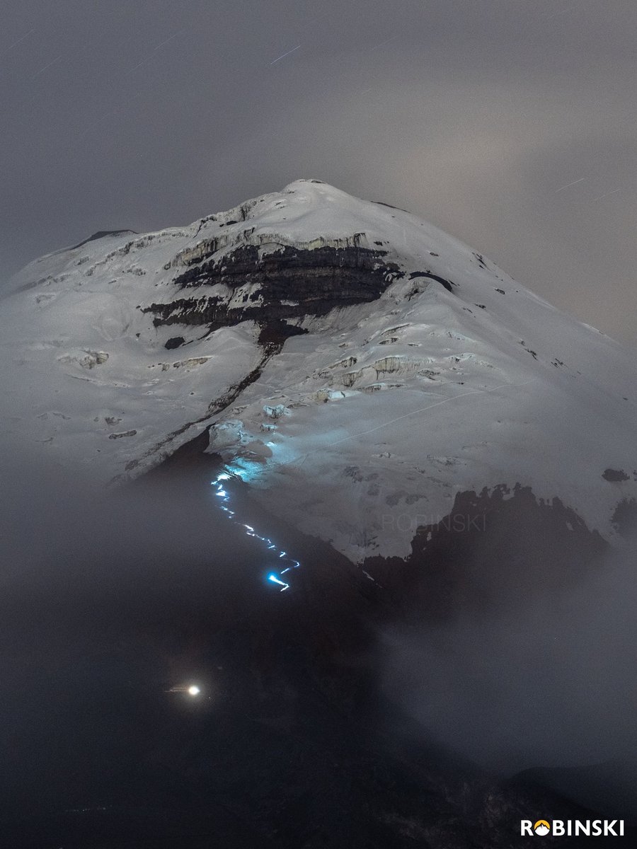 Robinski__'s tweet photo. Cotopaxi nocturno.

A las montañas glaciares se sube de noche porque la nieve está más compacta a esas horas, pero es imposible también creer con un poco de imaginación que la razón es para que los que estamos abajo veamos a los andinistas brillar por su valentía. https://t.co/GVZDjKDfVo