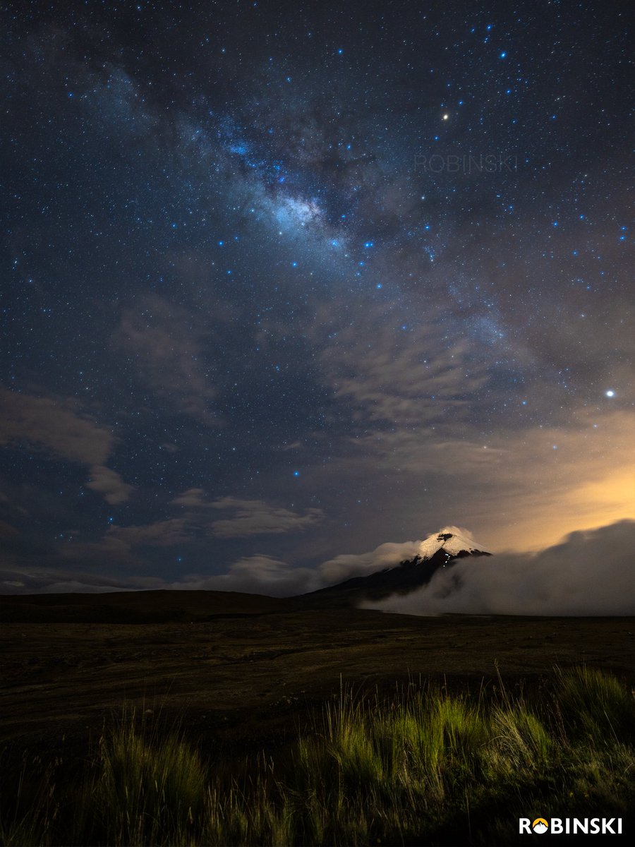 Robinski__'s tweet photo. Cotopaxi nocturno.

A las montañas glaciares se sube de noche porque la nieve está más compacta a esas horas, pero es imposible también creer con un poco de imaginación que la razón es para que los que estamos abajo veamos a los andinistas brillar por su valentía. https://t.co/GVZDjKDfVo