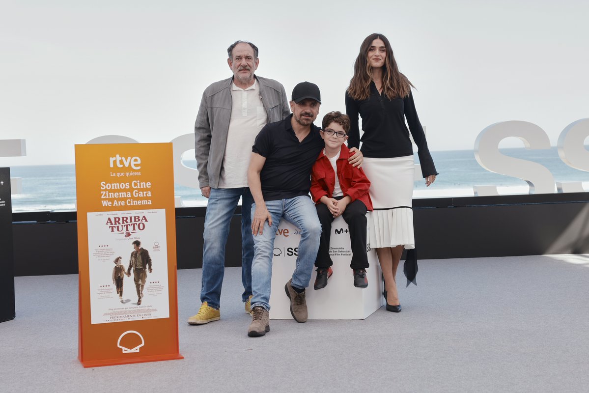 acontrafilms's tweet photo. El equipo de #ArribaTutto brilla en el photocall de Donosti 🌟
9 de octubre, en cines. https://t.co/Rf3p9XFWqB
