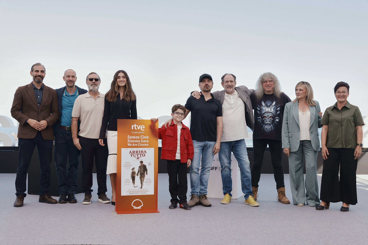 acontrafilms's tweet photo. El equipo de #ArribaTutto brilla en el photocall de Donosti 🌟
9 de octubre, en cines. https://t.co/Rf3p9XFWqB