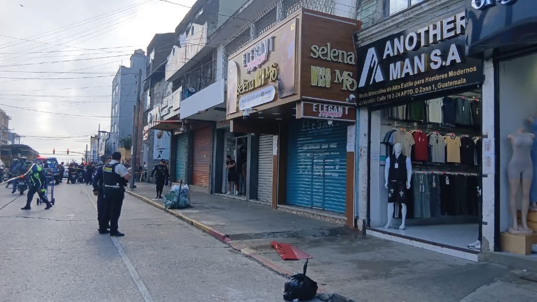 vichoguate's tweet photo. AHORA:

Disparos en 19 calle y 2da. Avenida zona 1.

Tres personas heridas dentro de un local, informa la PMT e indica que hay obstrucción parcial del paso vehícular. https://t.co/bDsFg7e5sq