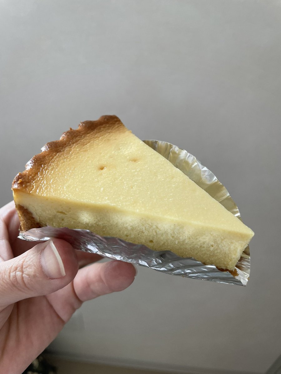 saltincoffee's tweet photo. 友人達の「このお店知ってますか？」の会話から、便乗でいただいたブルーチーズのチーズケーキ。
めちゃうま。
今度は自分で買いに行こっと♪ https://t.co/PuwLtEc3MO